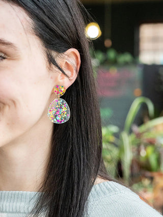 A model wearing the Penelope confetti earrings.