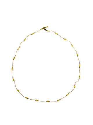 A short micro-macrame necklace with a beige thread and beads made of peridot.